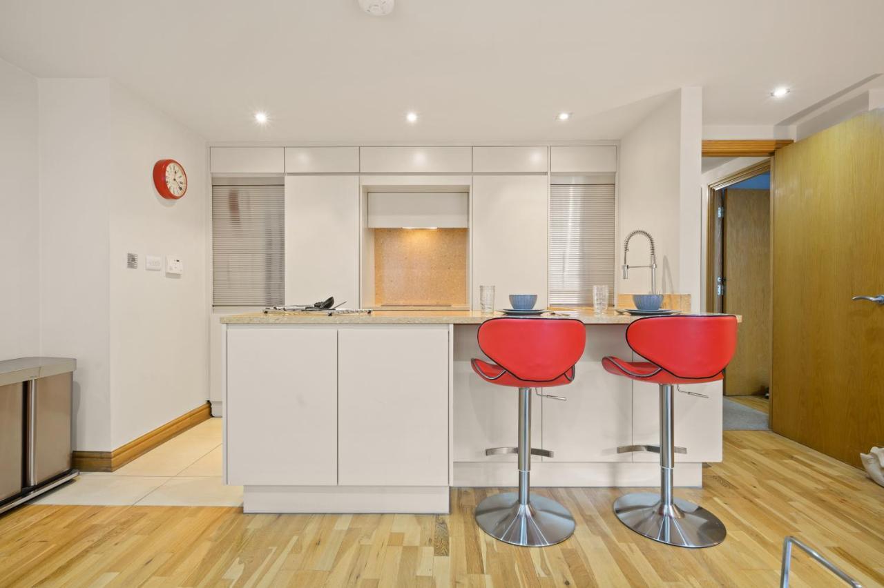 Lovely 2 Double Bedroom Flat With Patio Manchester Exterior foto